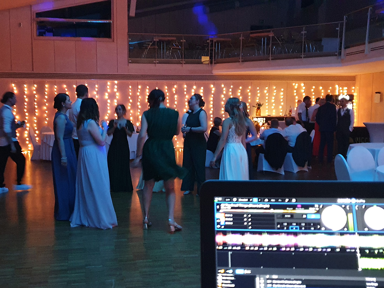 Tanzende Gäste auf einer Hochzeit mit DJ Habela im Siegl's in Furth in Wald