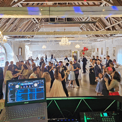 Tanzende Gäste auf einer Hochzeit mit DJ Habela