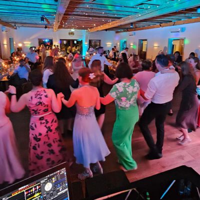 Tanzende Gäste auf einer Hochzeit mit DJ Habela
