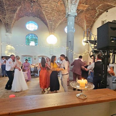 Tanzende Gäste auf einer Hochzeit mit DJ Habela im Bräuhaus Schwarzach